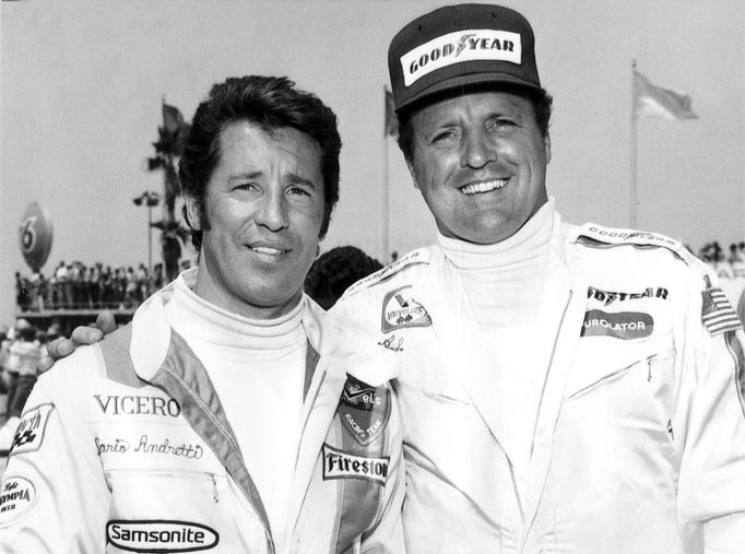 Pouze Mario Andretti a  A.J. Foyt vyhráli závody Indianapolis 500 a Daytona 500.