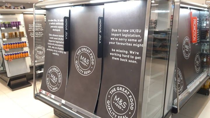 Britský řetězec Marks & Spencer dočasně uzavře české pobočky. Zásobování zkolabovalo