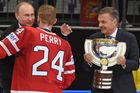 S čerstvým členem Triple Gold Clubu Coreym Perrym se ruský prezident objal "pod dohledem" staronového šéfa IIHF Reného Fasela.