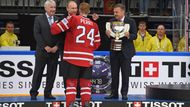 S čerstvým členem Triple Gold Clubu Coreym Perrym se ruský prezident objal "pod dohledem" staronového šéfa IIHF Reného Fasela.