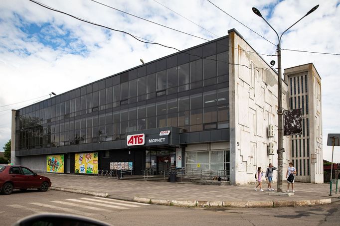 Obec Marhanec na břehu Dněpru. Na druhé straně řeky stojí Záporožská jaderná elektrárna, kterou toho času kontrolují Rusové.