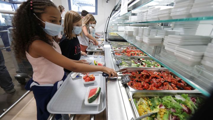 Z volebního taháku je noční můra. Obědy zdarma v Indonésii otrávily 15 tisíc dětí