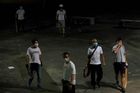 Dav mužů v bílých tričkách útočil obušky na cestující na nádraží v Hongkongu