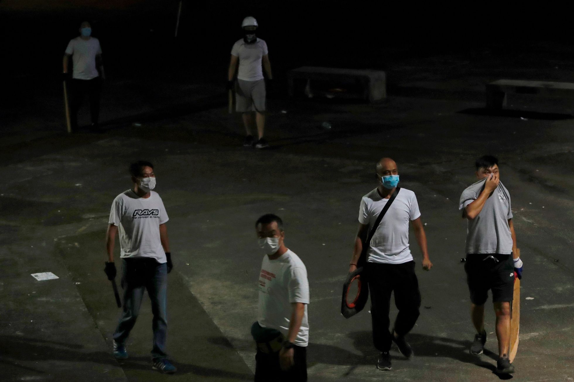 Muži v bílém s obušky, Hong Kong, 21. července 2019