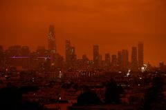 Venku to vypadá jako o půlnoci. Kalifornii zachvátily nejničivější požáry v historii
