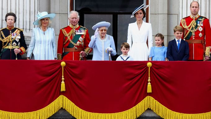 Obrazem: Británie slaví platinové jubileum Alžběty II. Kate s dětmi přijela na kočáře