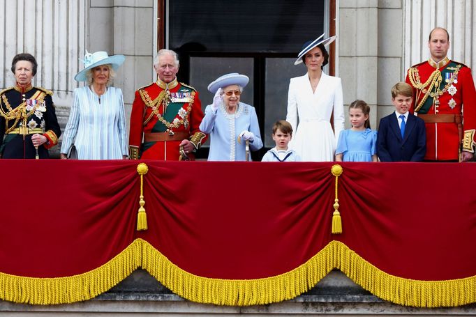 Členové britské královské rodiny zdraví z Buckinghamského paláce davy jásajících lidí.