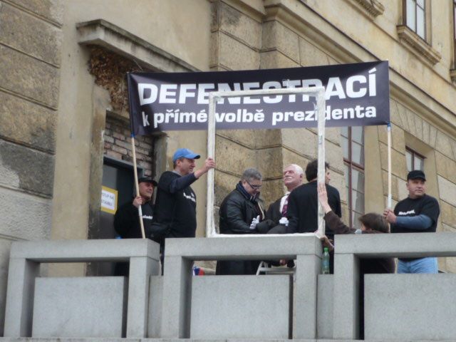 Defenestrace Václava Klause na Hradčanském náměstí
