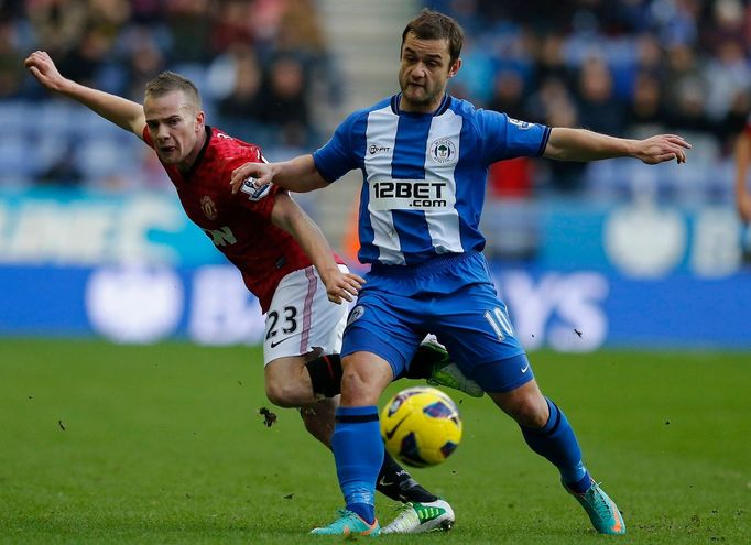 Shaun Maloney z Wiagnu (vpravo) fauluje hráče Manchesteru United Toma Cleverleyho.