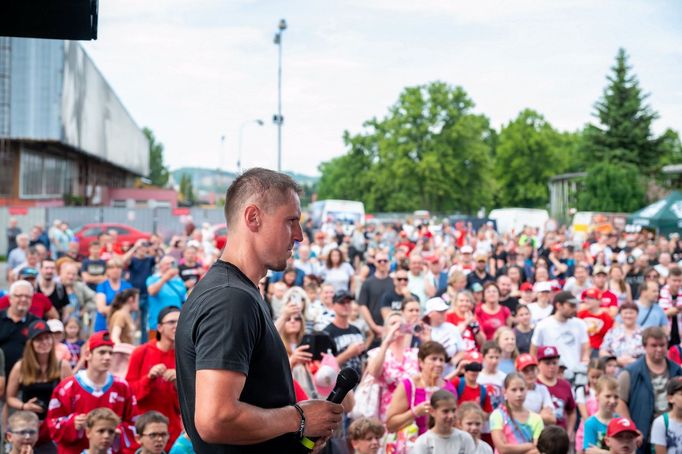 Bývalý třinecký útočník Rostislav Martynek při loučení se starou Werk Arenou