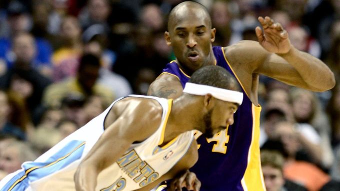 Kobe Bryant z LA Lakers se snaží ustrážit Coreyho Brewera z Denveru Nuggets, přestřelku nakonec vyhrál Denver 126:114.