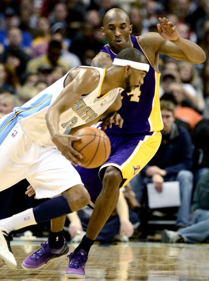 Kobe Bryant z LA Lakers se snaží ustrážit Coreyho Brewera z Denveru Nuggets, přestřelku nakonec vyhrál Denver 126:114.