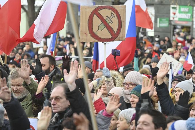 Demonstrace v Praze proti opatřením a očkování.