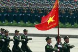 Nad hlavami zavlála žlutá hvězda na červeném poli - oficiální vlajka Vietnamu.