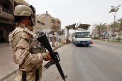 Atentátníci u Bagdádu zastřelili nejméně 17 lidí. Jeden útočník se odpálil, druhého zabila policie