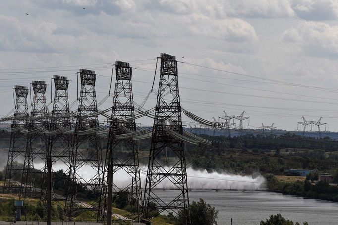 Elektrické stožáry a chladící systém elektrárny.