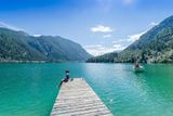 Achensee je ideální pro dovolenou na čerstvém vzduchu nedaleko od Česka. Teplota vody tohoto ledovcového jezera dosahuje v létě maximálně 22 stupňů Celsia, během parného léta je tak příjemně osvěžující.