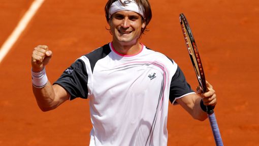Španělský tenista David Ferrer se raduje z vítězství nad Rusem Michailem Južným ve 3: kole French Open 2012.