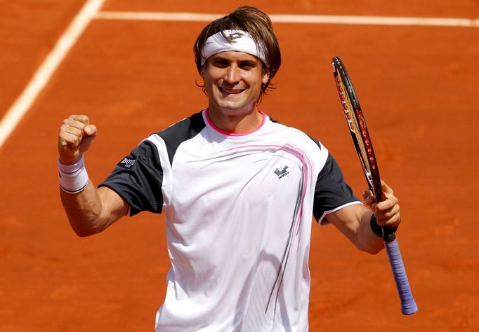 Španělský tenista David Ferrer se raduje z vítězství nad Rusem Michailem Južným ve 3: kole French Open 2012.