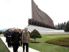 Kim Čong-il u památníku korejské války.