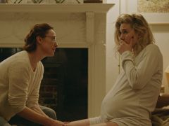 Molly Parkerová jako porodní asistentka Eva a Vanessa Kirby v roli Marthy.
