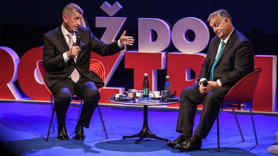 Foto: Babiš s Orbánem dorazili do Ústí, zažili protesty i aplaus příznivců v divadle