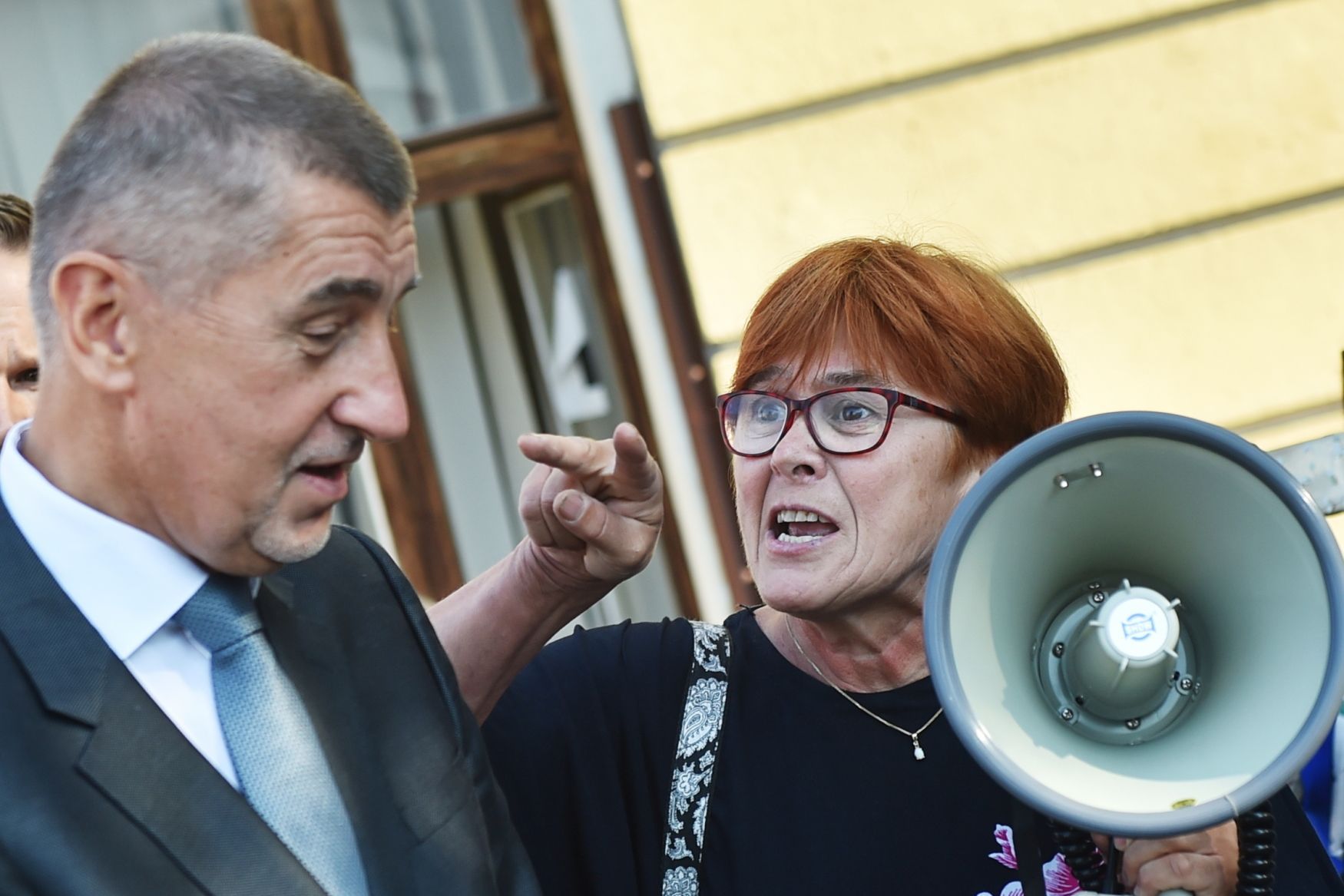 Žena protestuje proti premiérovi Andreji Babišovi v Českých Budějovicích.