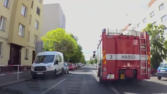 Řidič zveřejnil sporné video předjíždění hasičského vozu