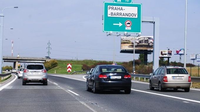 Na Pražském okruhu došlo k sérii dopravních nehod, některé úseky byly uzavřeny (ilustrační foto).