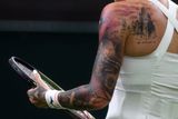Jak vidno z fotografií agentury Reuters, česká tenistka opět zaujala svým vzhledem. Jejích obrázků, z nichž většina se zaměřila právě na rozsáhlé tetování, se ve výběru objevilo mnohem víc než fotek vítězky Plíškové.