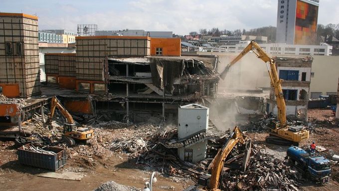 Těžká technika demoluje bývalý obchodní dům Ještěd v Liberci