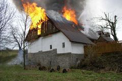 Na Brněnsku hořel dům, rozšířil se explozí benzínu