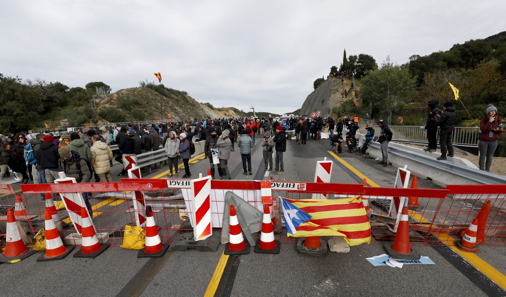 Členové hnutí Demokratická tsunami blokují hraniční přechod La Jonquera.