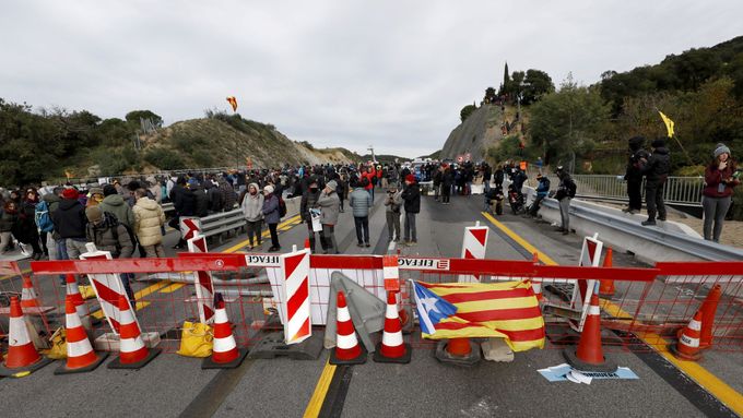Členové hnutí Demokratické tsunami blokují hraniční přechod La Jonquera.
