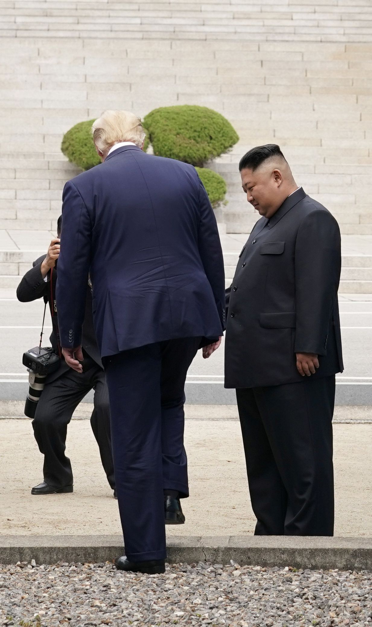 Trump a Kim se setkali v demilitarizovaném pásmu