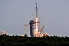 Napodruhé a s Rusem. Raketa Falcon 9 společnosti SpaceX zakotvila u ISS