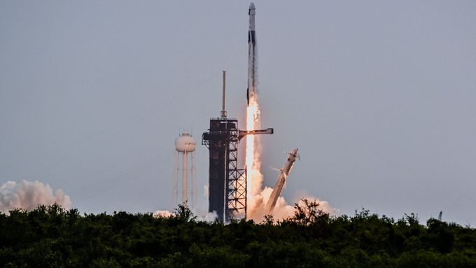 Start rakety SpaceX Falcon 9 z odpalovacího komplexu Cape Canaveral na Floridě.