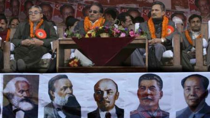 Hlavní představitelé maoistického hnutí v Nepálu sedí během únorových oslav v Káthmándú na tribuně vyzdobené portréty vůdců světového komunismu