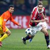 Liga mistrů, AC Milán - Barcelona: Massimo Ambrosini (vpravo) - Pedro