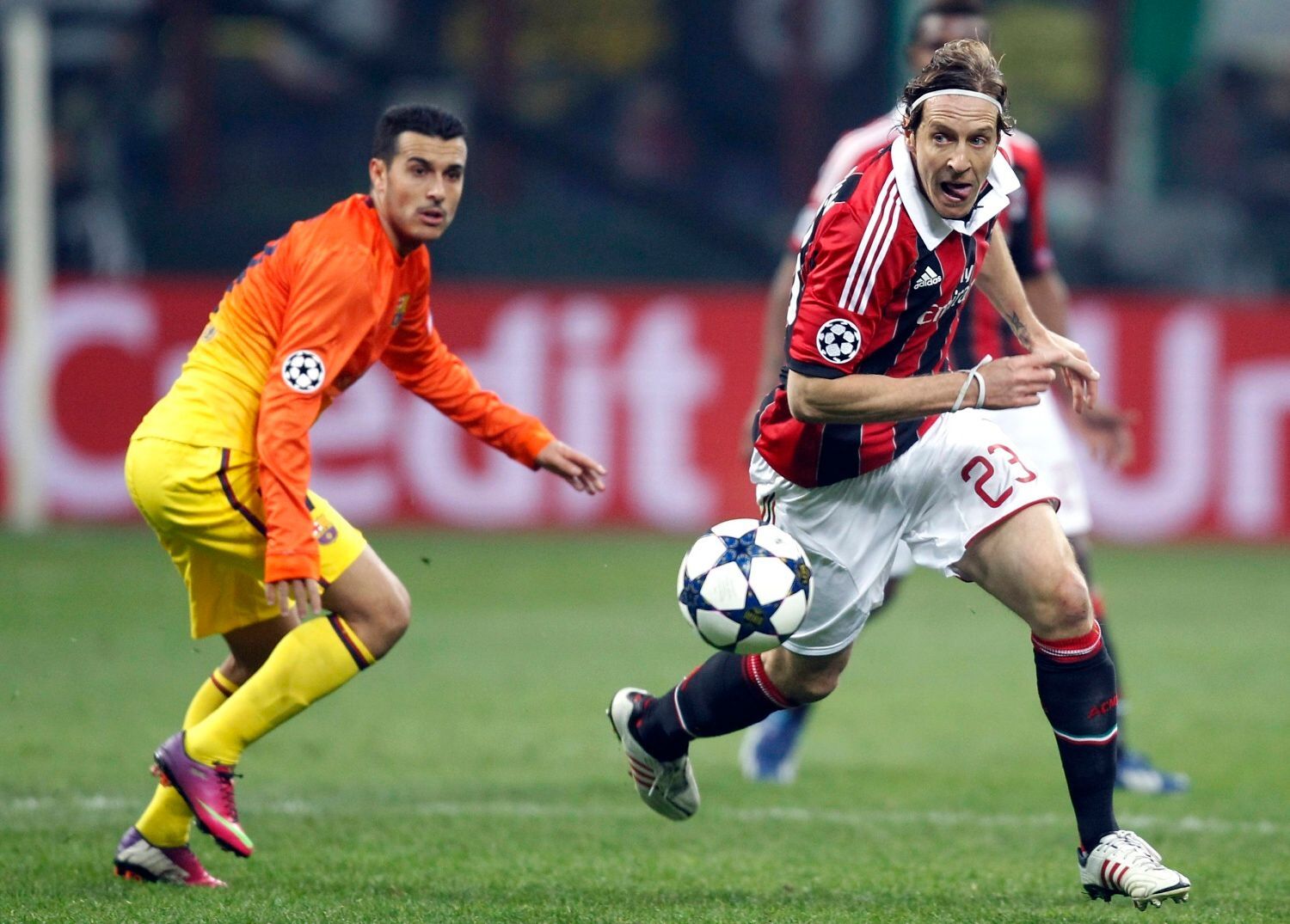 Liga mistrů, AC Milán - Barcelona: Massimo Ambrosini (vpravo) - Pedro