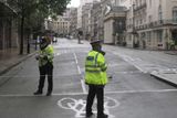 Centrum většinou přeplněného Londýna zelo dnes dopoledne prázdnotou. Policie uzavřela několik ulic.