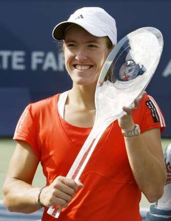 Justine Heninová s trofejí pro vítězku turnaje v Torontu.