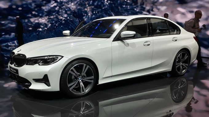 Jednoznačně největší dopředu neodhalenou novinkou z Paříže je nová generace BMW řady 3.