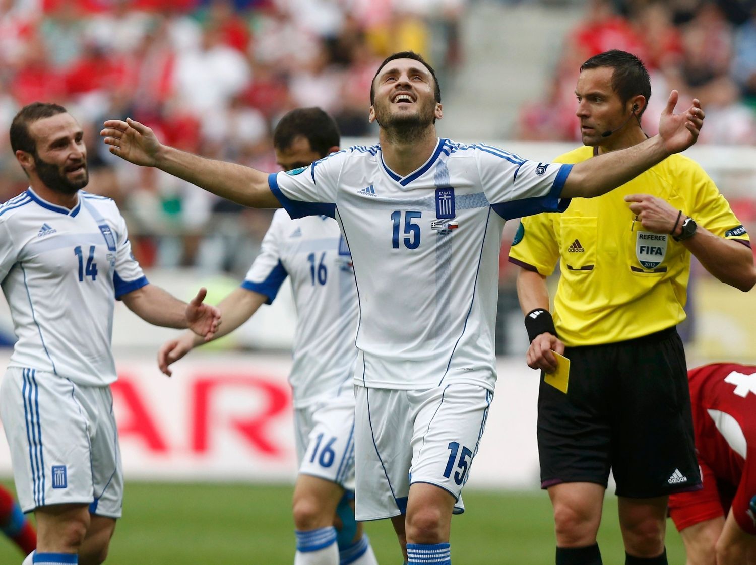 Vassilis Torossidis slaví později neuznaný gól v utkání Řecko - Česká republika na Euru 2012