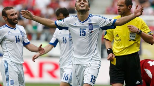 Vassilis Torossidis slaví později neuznaný gól během utkání Řecka s Českou republikou v základní skupině A na Euru 2012.