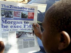 "Bude Morgan (Tsvangirai) ministerským předsedou?" píše se na titulní straně deníku The Zimbabwean. Dohoda o dělbě moci v Zimbabwe je údajně na spadnutí
