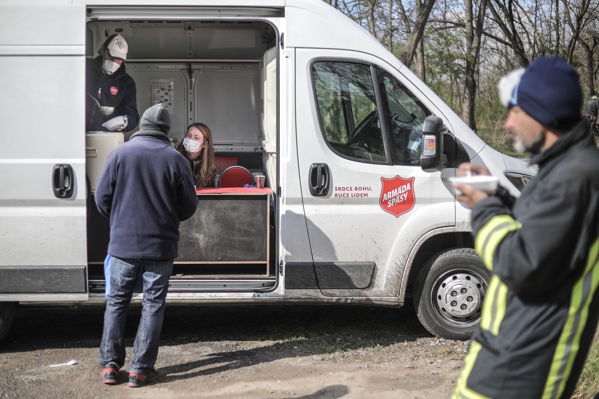 Armáda Spásy rozdává roušky lidem bez domova - koronavirus, bezdomovec, terénní pracovník, sociální práce, chudoba, vyloučení