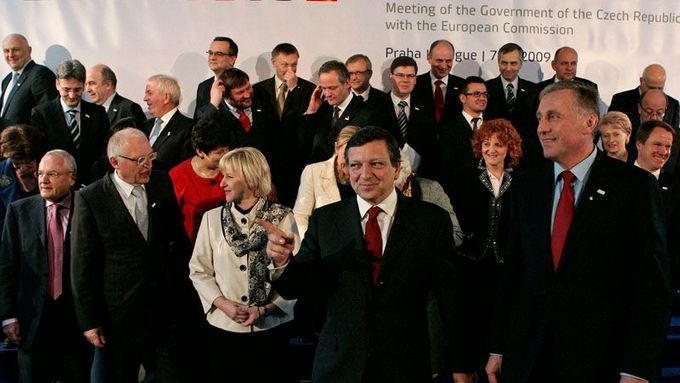 7. 1. Do Prahy přijela celá Evropská komise. Snímek byl pořízen krátce poté, co se pořídilo oficiální "family foto". Eurokomisaři i čeští ministři se rozprchávají, v popředí předseda EK Jose Manuel Barroso a premiér Mirek Topolánek.