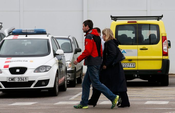 Na barcelonské letiště El Prat dorazili rodinní příslušníci obětí z havarovaného letadla společnosti Germanwings, které se v úterý zřítilo na jihu francouzských Alp.