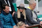 Také Berdychova snoubenka Ester Sátorova se dnes nevydala na tenis nalehko, ale v chladném počasí oblékla v hledišti bundu.